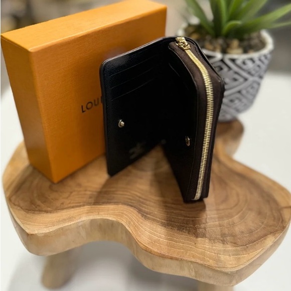 LV LOU WALLET Reversed Monogram.  Brand new never used.  Original dust bag & box - Picture 3 of 5